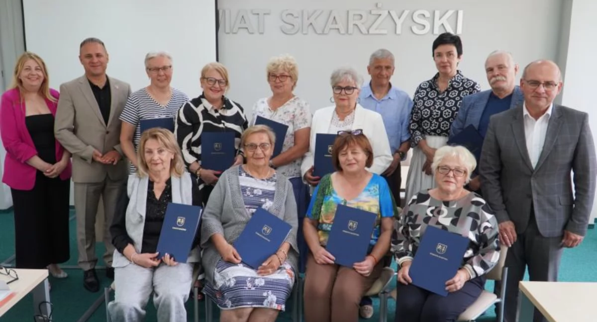 Informator Samorządowy Powiatu Skarżyskiego, Seniorów Powiatu Skarżyskiego rozpoczęła działalność członkowie odebrali powołania wybrali prezydium - zdjęcie, fotografia