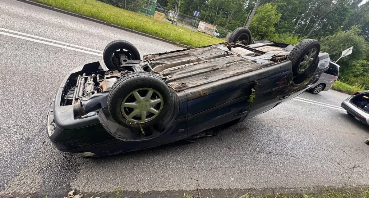 Wypadki , Pijany kierowca dachował Skarżysku Miał blisko promile uprawnień - zdjęcie, fotografia