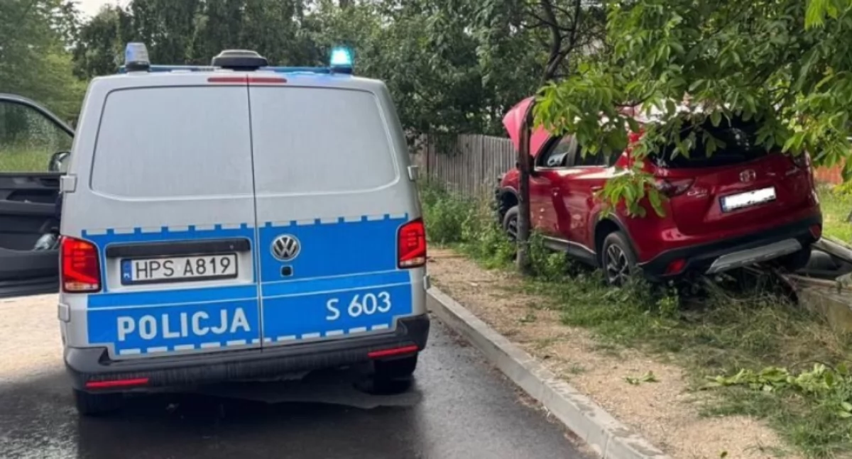 Wypadki , Pijany kierowca zakazem kierownicą Mazda zawisła płocie - zdjęcie, fotografia