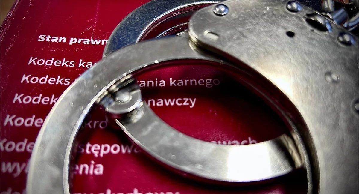 Kronika policyjna , Włamanie mieszkania Skarżysku Kamiennej Złodziej ukradł gotówkę perfumy - zdjęcie, fotografia