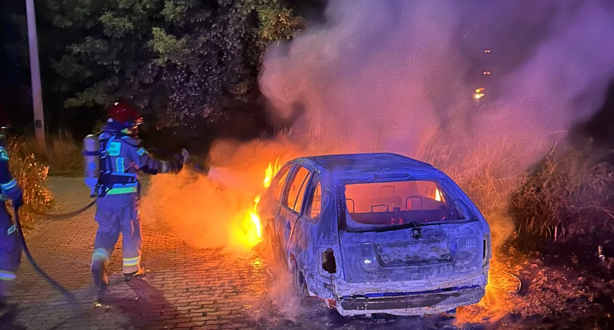 Pożary, Nocny pożar samochodu Niepodległości Skarżysku Kamiennej Skoda Fabia cała płomieniach - zdjęcie, fotografia