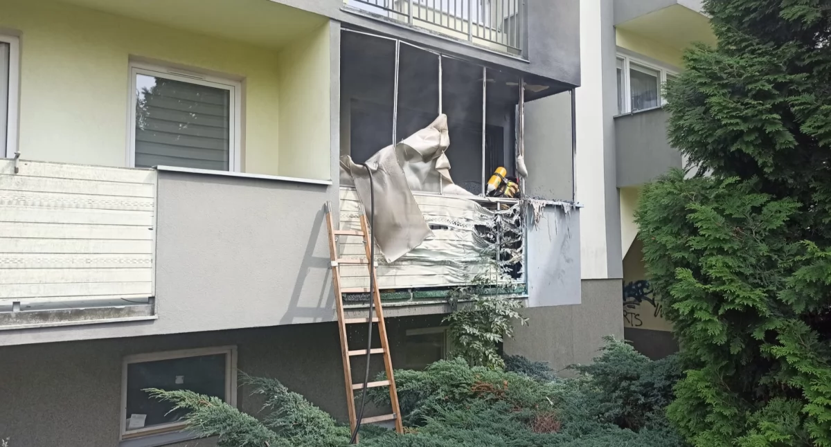 Pożary, Pożar balkonu budynku wielorodzinnym Jedna osoba poszkodowana - zdjęcie, fotografia