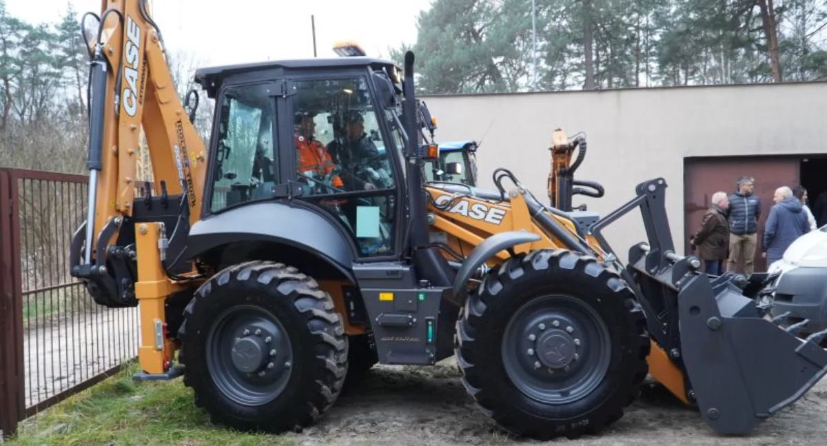 Informator Samorządowy Powiatu Skarżyskiego, Powiat Skarżyski inwestuje bezpieczeństwo mieszkańców koparko ładowarka stanie służb drogowych - zdjęcie, fotografia