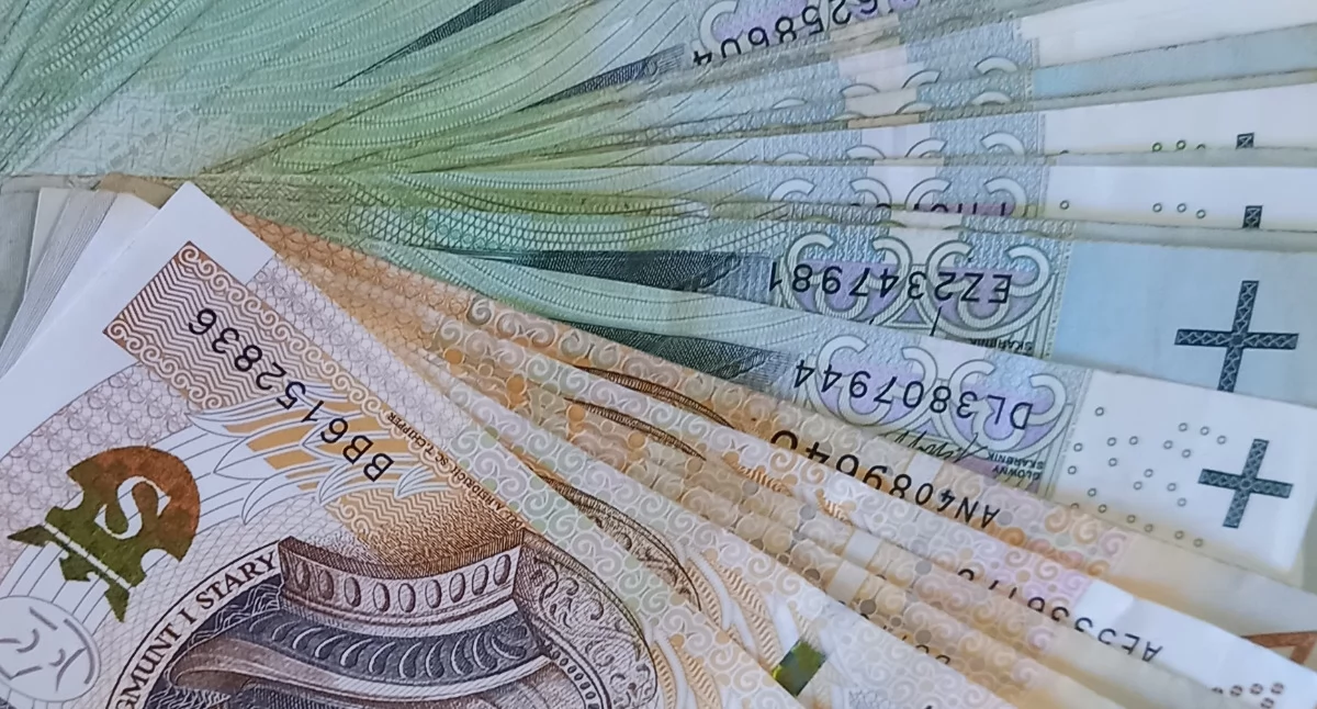 Kronika policyjna , latka powiatu skarżyskiego straciła pieniądze oszustwie pracownika banku - zdjęcie, fotografia