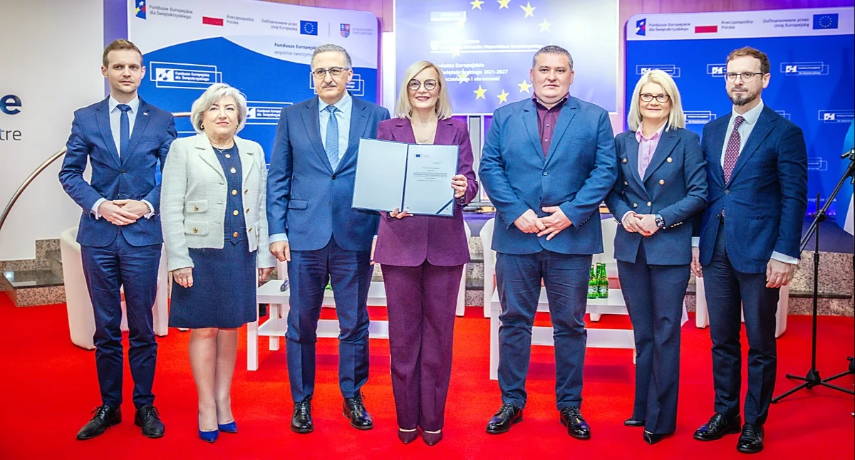 Zdjęcie: Marszałek Renata Janik prezentuje decyzję Komisji Europejskiej zatwierdzającą zmiany w programie regionalnym