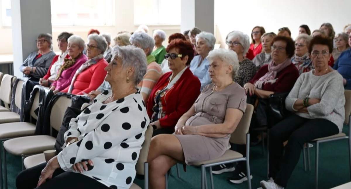 Informator Samorządowy Powiatu Skarżyskiego, Senior Mądrość Wieku Siła Natury Kampania Edukacji Ekologicznej Seniorów - zdjęcie, fotografia