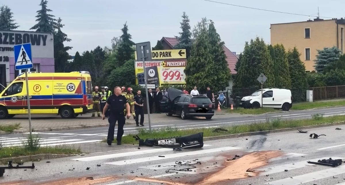 Wypadki , Zderzenie dwóch samochodów skrzyżowaniu Sienkiewicza Grottgera osoby trafiły szpitala - zdjęcie, fotografia