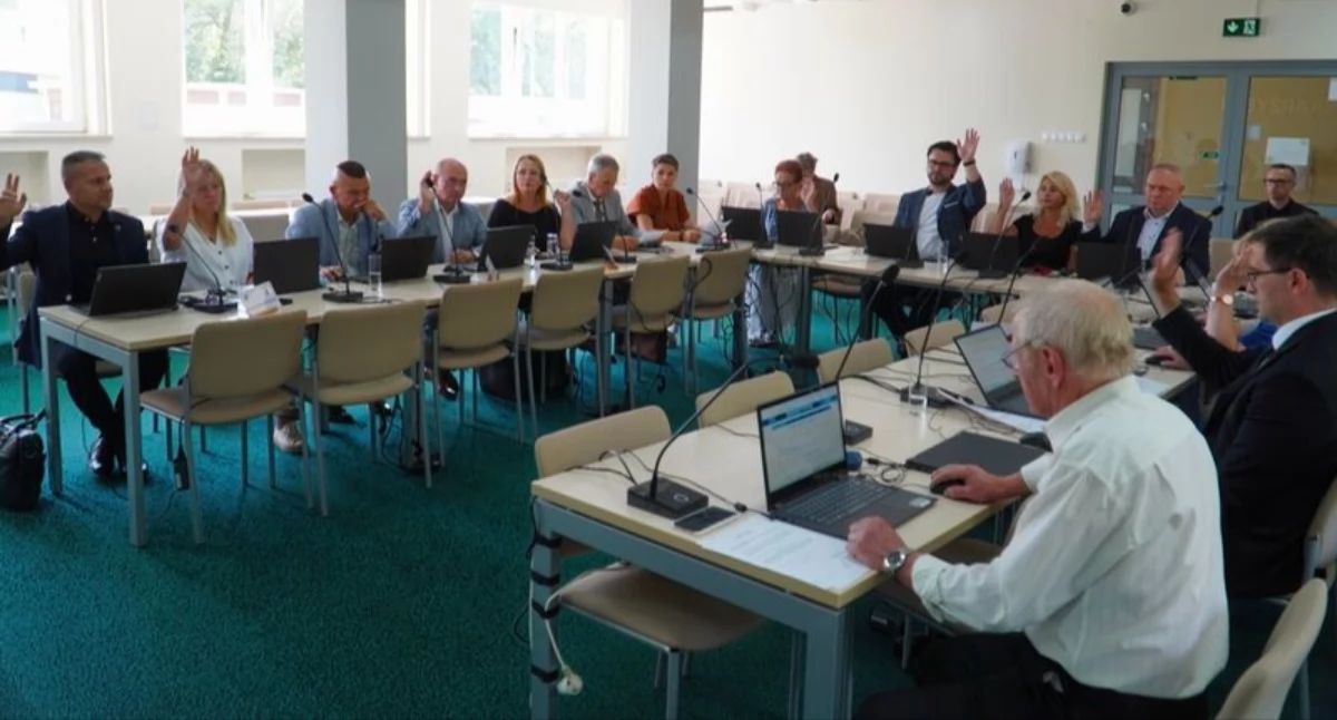 Informator Samorządowy Powiatu Skarżyskiego, XXVIII sesji Powiatu Skarżyskiego Radni podjęli decyzje sprawie budżetu inwestycji - zdjęcie, fotografia