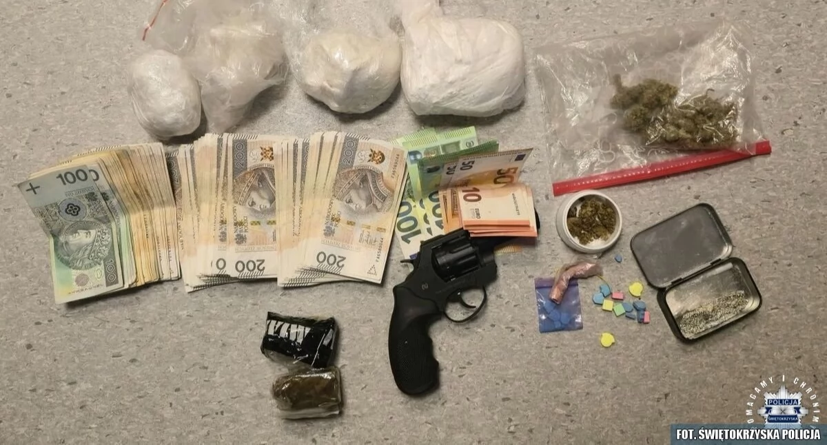 Kronika policyjna , Ponad kilogram amfetaminy mieszkaniu latek trafił aresztu - zdjęcie, fotografia