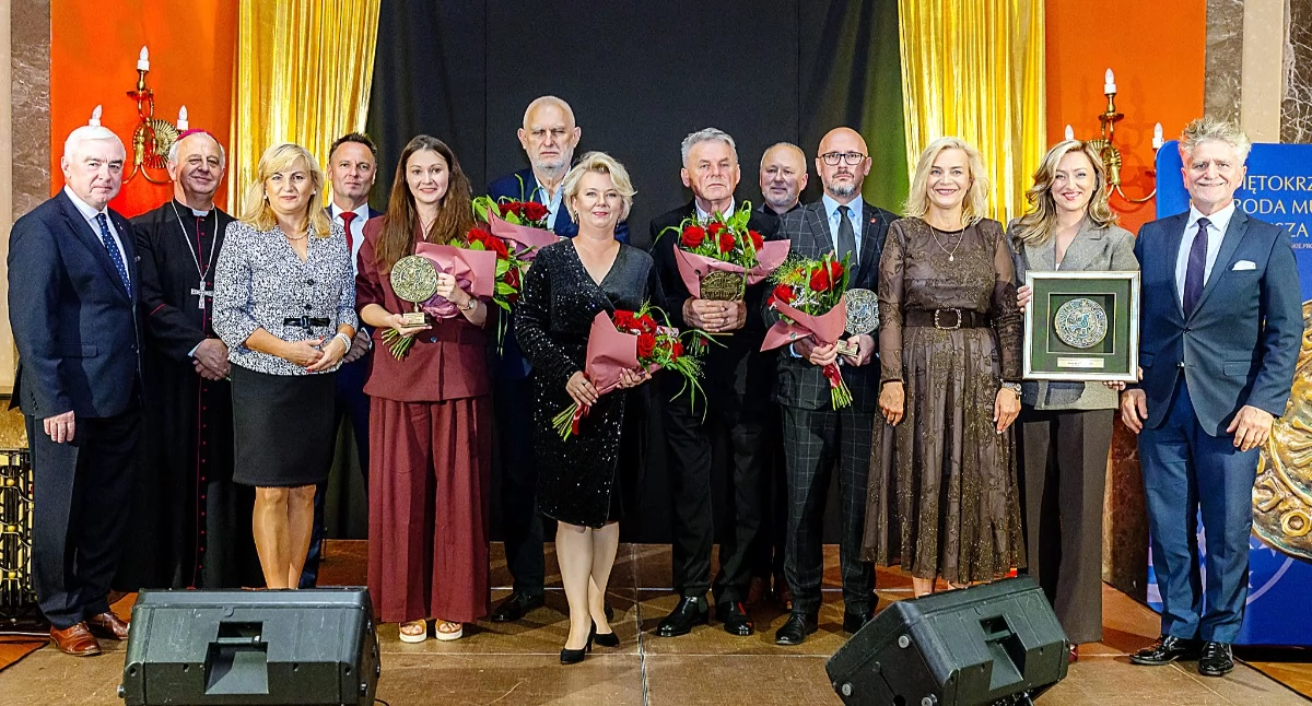 Laureaci oraz wręczający Nagrody Muzealne im. Tadeusza Włoszka na scenie Wojewódzkiego Domu Kultury w Kielcach