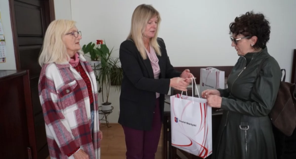 Urzędy , Seniorki wykazały kreatywnością Zwyciężczynie konkursu odebrały nagrody - zdjęcie, fotografia