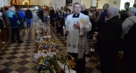 Zdjęcie dotyczy: Wielka Sobota w Skarżysku-Kamiennej: Tradycyjne święcenie pokarmów i modlitwa przy Grobach Pańskich