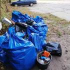 Uczniowie przeszli trasą wzdłuż rzeki Młynówki i uzbierali kilkanaście worków śmieci,...