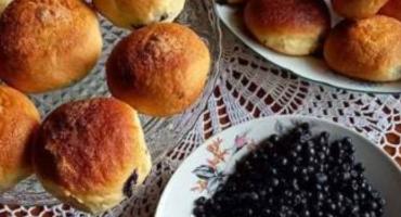 Kulinaria na lato. Pyszne jagodzianki i różane rozetki