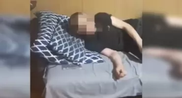 Poszukiwany skarżyszczanin spał słodko w łóżku. Ten widok zaskoczył policjantów