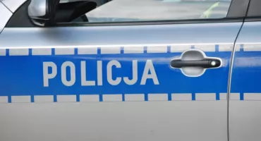 Nietrzeźwy kierowca busa spowodował kolizję na stacji paliw. Dwa promile w organizmie 