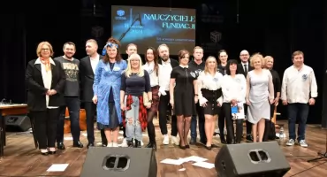 Nauczyciele na scenie . 54. koncert charytatywny Fundacji Daj Szansę