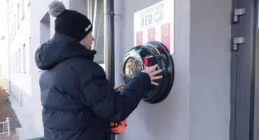 Nowy defibrylator przy Urzędzie Miasta. Ratuje życie i jest dostępny 24/7