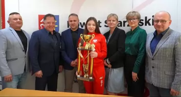Wicemistrzyni Europy w Karate - Kyokushin Angelika Skorek wraz z trenerem u Starosty