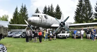 Salwa armatnia i klasyki motoryzacji. Tłumy na obchodach 3 Maja w Muzeum im. Orła Białego