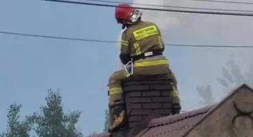 Pożar sadzy w kominie przy ul. 3 Maja w Skarżysku-Kam. O przewody kominowe trzeba dbać