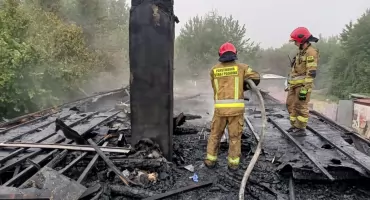 Pożar domu w Podłaziu. Dach w ogniu, na miejscu 25 strażaków