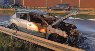 Pożar Mazdy na S-7. Trasa ze Skarżyska-Kamiennej w kierunku Kielc zablokowana