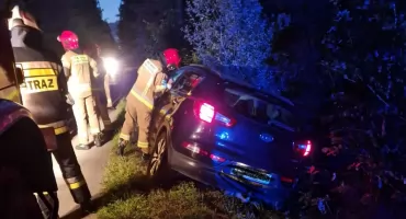 Nocny alarm na trasie Mroczków–Rędocin. Samochód w przydrożnym rowie, gdzie jest kierowca?