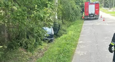 Ford wpadł do rowu w Nowym Odrowążku. 75-latek trafił do szpitala