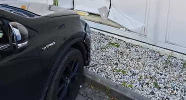 Kolizja o poranku. Hybrydowa toyota wjechała w ścianę apteki w Bliżynie