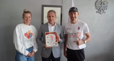 Podziękowania dla Powiatu za wspieranie sportu, kolejne triathlonowe wyzwania suchedniowianki Justyny Żołądek