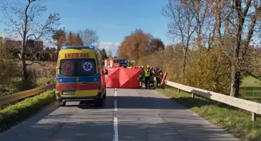 Na granicy powiatu skarżyskiego i kielcekiego Dramat na drodze. Zginęli kierowca i pasażer opla