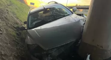 Nietrzeźwy kierowca zakończył podróż na betonowym słupie