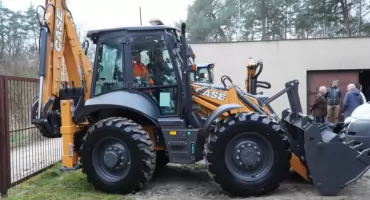 Powiat Skarżyski inwestuje w bezpieczeństwo mieszkańców. Nowa koparko-ładowarka jest już na stanie służb drogowych