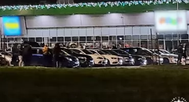 Charytatywne spotkanie czy nielegalne wyścigi? Policyjna interwencja pod centrum handlowym w Skarżysku-Kamiennej