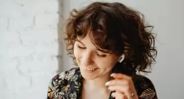 Jak dobrać idealne słuchawki do szkoły, pracy i podróży – praktyczny przewodnik