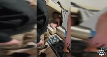 Schowała się w kanapie jak w kryjówce z filmu! Kryminalni nie dali się nabrać