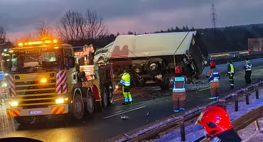 Poważny zdarzenie na S7. Dwie ciężarówki zablokowały trasę w obu kierunkach