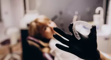 Zgrzytanie zębami (bruksizm) – przyczyny i leczenie