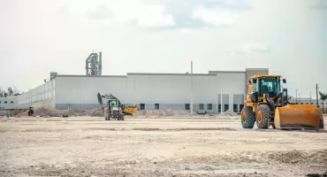 Płyty warstwowe jako fundament nowoczesnej hali produkcyjnej