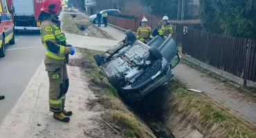Dachowanie na S7 w Ostojowie. 30-letnia kierująca trafiła do szpitala