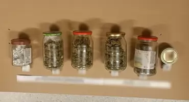 Narkotyki i dziesiątki tysięcy złotych. 40-latek przed sądem