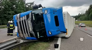 Wypadek w Skarżysku-Kamiennej. Ciężarówka zablokowała pasy ruchu