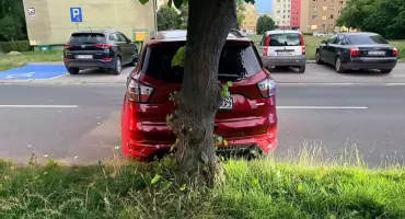 Pijany 70-latek rozbił auto o drzewo. Świadkowie zabrali mu kluczyki