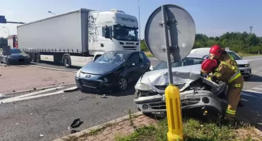 Zderzenie trzech pojazdów na zjeździe z S7. Dwóch kierowców trafiło do szpitala