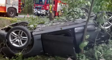 Dachowanie w lesie. Kierowca trafił do szpitala