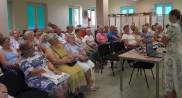 Seniorzy z gminy Łączna z ogromnym zaangażowaniem uczestniczyli w warsztatach o zdrowym stylu życia