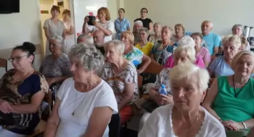 „Nigdy nie jest za późno, by zadbać o siebie” – seniorzy ze Skarżyska Kościelnego na warsztatach o długowieczności i stylu życia