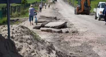 Wizyta samorządowców na budowie w Lipowym Polu Skarbowym. Ruszyły prace przy rozbudowie drogi i budowie mostu